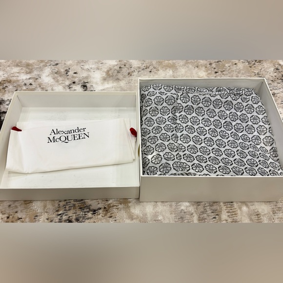 ❌SOLD❌ALEXANDER MCQUEEN
Tread Slick sneakers - Picture 13 of 15